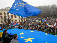 Евромайдан просит киевлян о помощи. Не хватает еды, одежды и многого другого